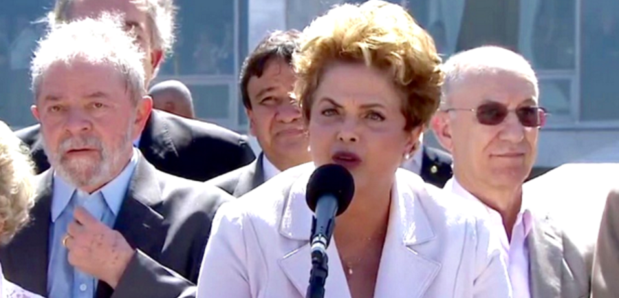 A presidente afastada, Dilma Rousseff, discursa acompanhada do ex-presidente Lula.